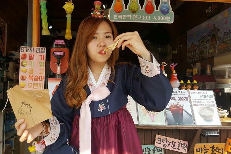 Món thịt nướng BBQ Hàn Quốc (Samgyeopsal) đang được nướng trên vỉ, biểu tượng ẩm thực không thể thiếu trong tour du lịch Hàn Quốc 4 ngày 3 đêm
